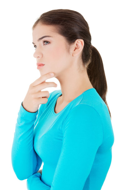 美丽的少女正在思考。图片下载