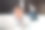 女孩在床上拿着笔记本电脑图片下载
