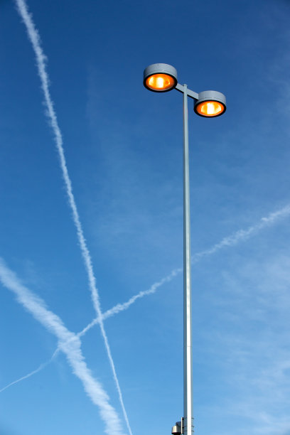 停车场的灯光和蒸汽痕迹。图片下载