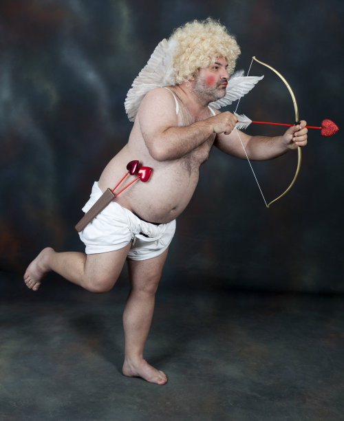 超重的男人穿着丘比特指向箭头戴假发图片下载