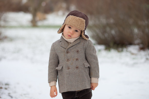 男孩在雪地里图片下载