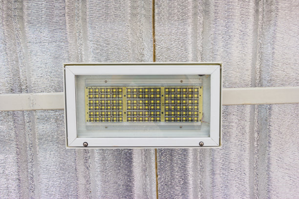 屋顶下的LED灯泡图片下载