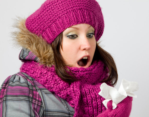 年轻女孩得了流感，打喷嚏图片下载