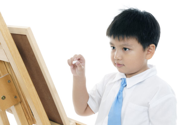 小学生在黑板上写字图片下载