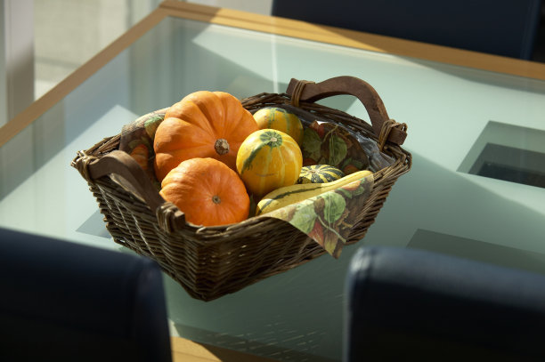 装有橙色和黄色南瓜的篮子图片下载