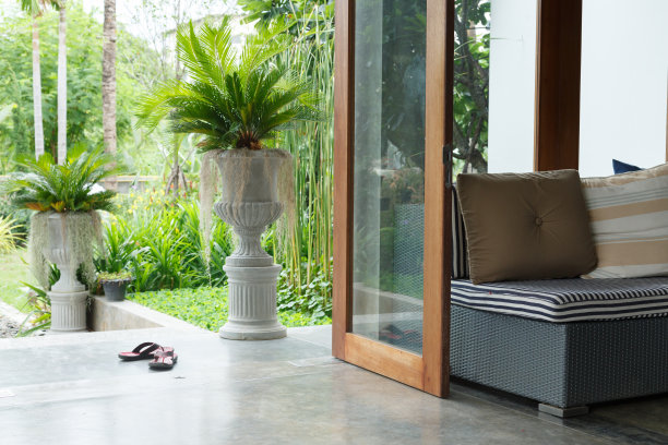 室内设计，客厅沙发家具，室外自然花园图片下载