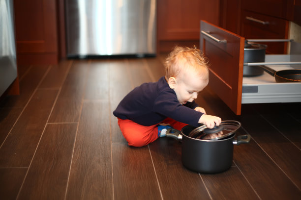 小男孩在厨房里玩壶图片下载