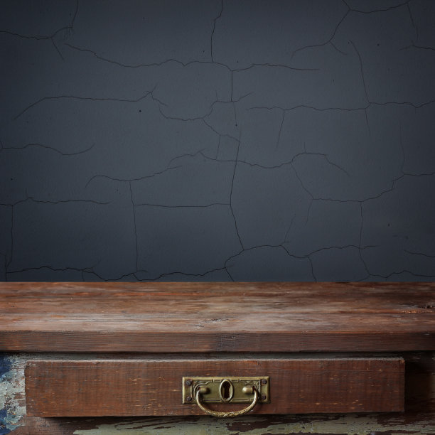 黑墙边的空木桌图片下载