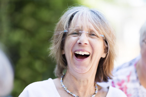 快乐的老年妇女肖像与美丽的蓝眼睛图片下载