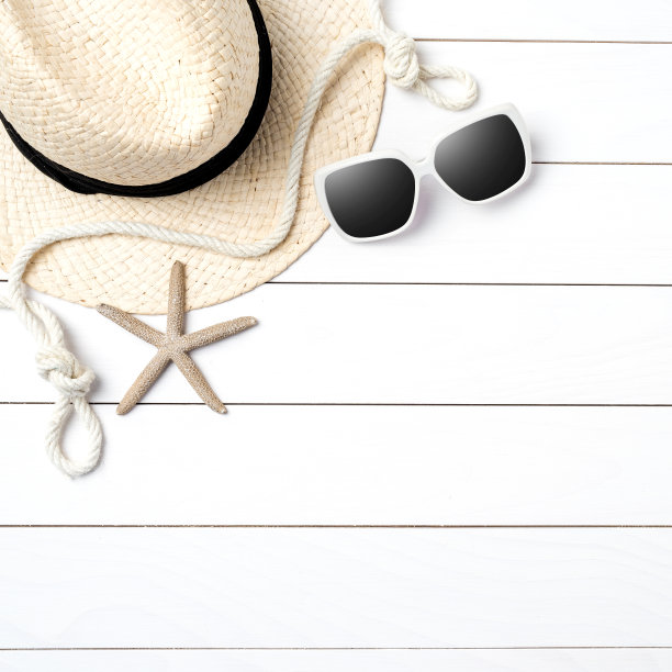 沙滩饰品放在白色木桌上。图片下载