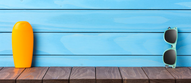 海滩配件上的蓝色木制背景。图片下载