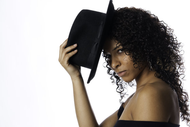 女人看着观众与软呢帽孤立在白色图片下载