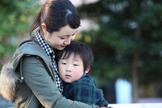 母亲和孩子图片下载
