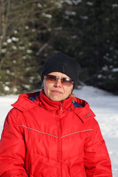 穿着运动服戴着墨镜的女人图片下载