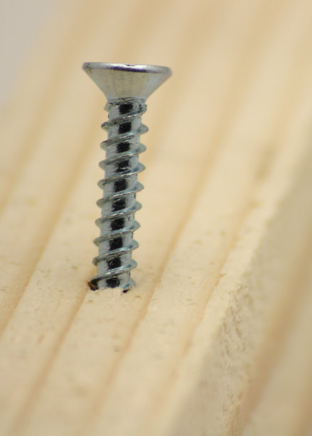 木螺丝在一块松木上。图片下载