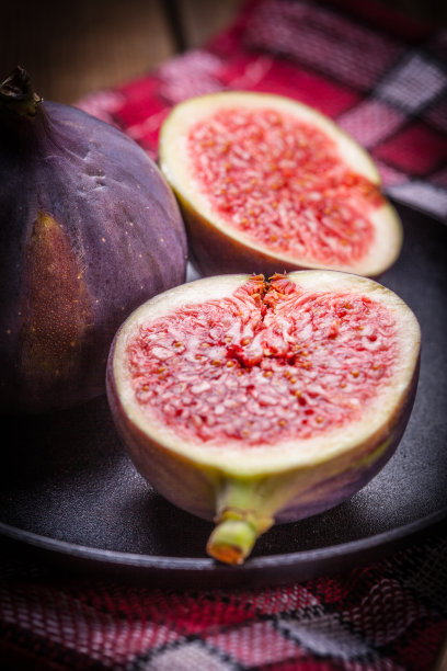 木桌上的切片无花果。前视图。图片下载