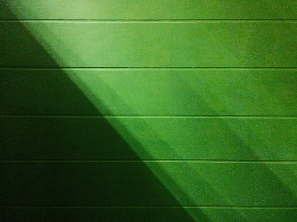 木墙漆成绿色，带有自然光图片下载