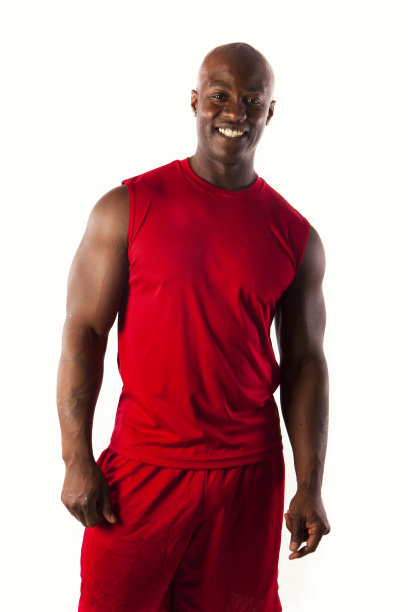 微笑的肌肉发达的男人图片下载