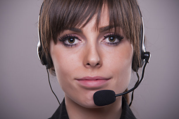 女孩戴着耳机图片下载