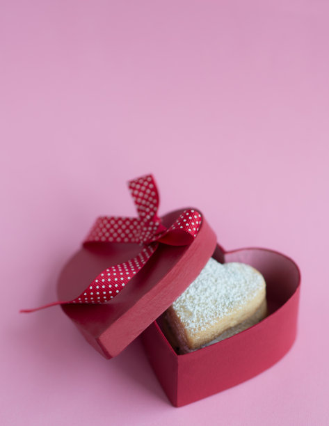 礼物盒里的心形饼干。图片下载