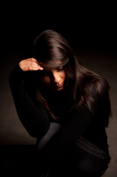 悲伤的女人思考图片下载