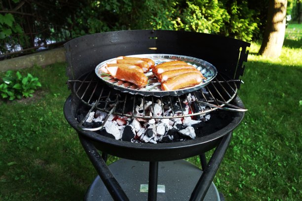 在烤架上烤香肠图片下载