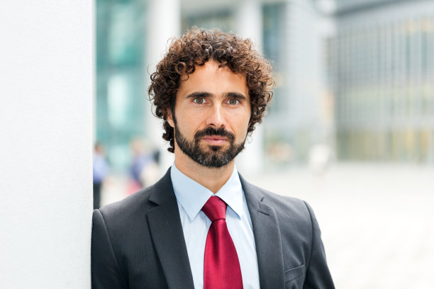 一个商人靠墙躺着图片下载