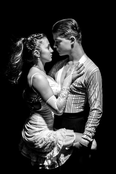 舞蹈充满激情的夫妇图片下载