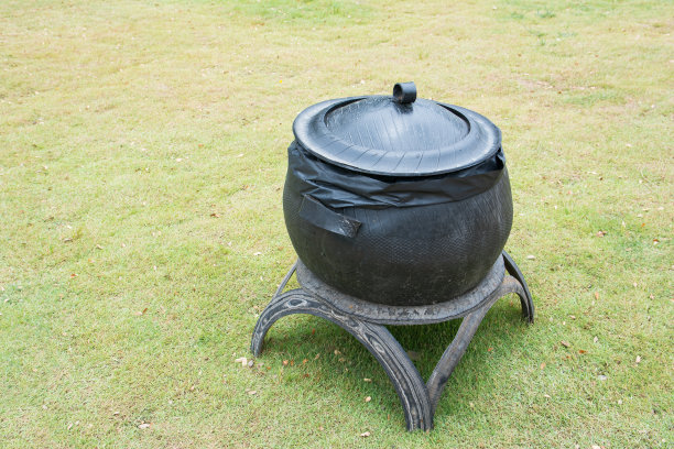 用公园里的旧轮胎做的垃圾桶。用旧轮胎做的垃圾桶图片下载