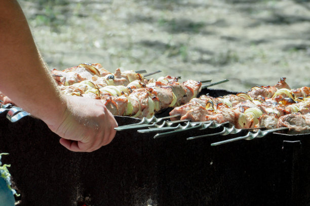 烤架上的烤肉串图片下载