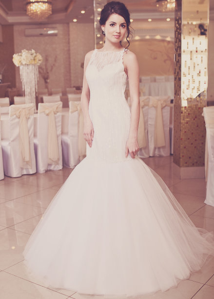 年轻娇嫩的黑发新娘在餐厅摆姿势。图片下载