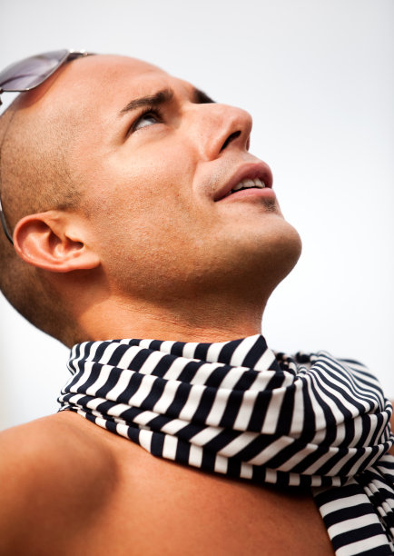 新潮的年轻人与围巾向上看图片下载