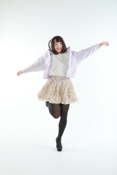 女性在听音乐时跳跃图片下载