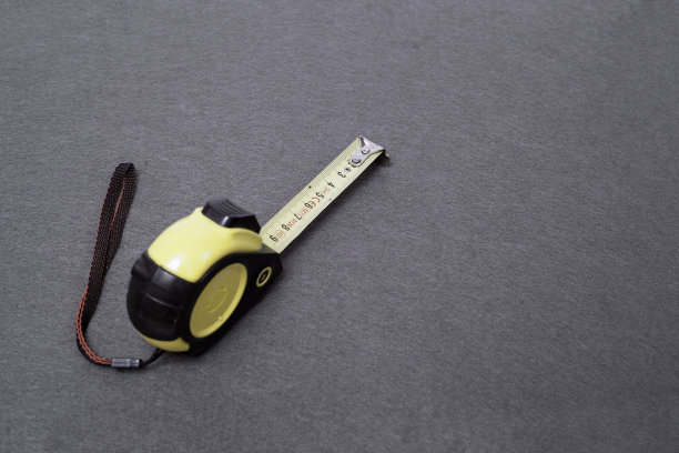 在灰色背景上测量孤立的卷尺图片下载