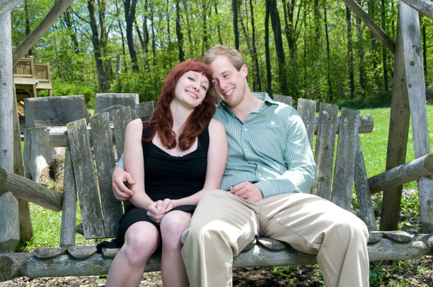 一对可爱的情侣在大自然中荡秋千图片下载