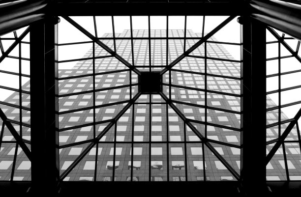 高层建筑穿过中庭图片下载