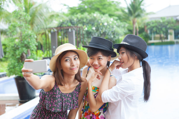 年轻的亚洲女性自拍肖像智能手机使用现代人们的生活方式对数字技术图片下载