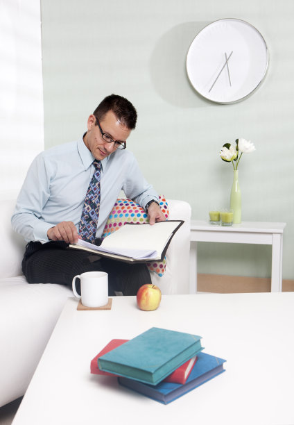 在文件夹里学习笔记的老师。图片下载