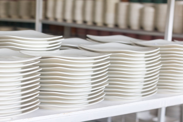 商店里的白盘子图片下载