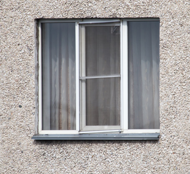 嵌板房墙上的窗户图片下载