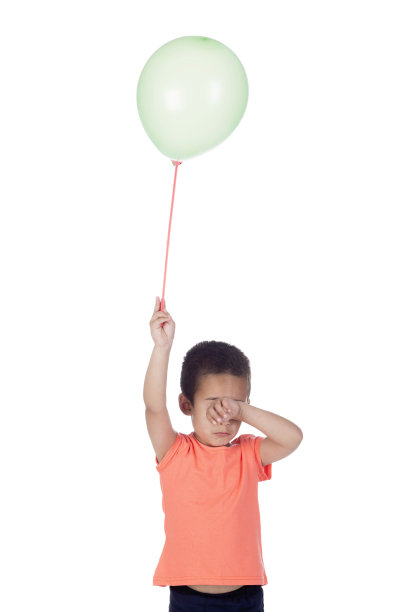 穿着橙色衬衫的小男孩图片下载