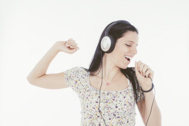 美丽的女孩享受她自己的节奏图片下载