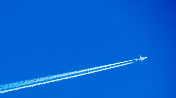 客机在晴天万里无云的天空中图片下载