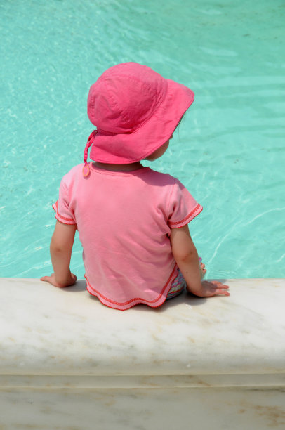 小女孩坐在水边图片下载