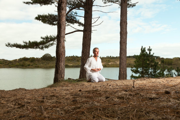 穿着白色衣服的高级神职人员。灰色的短发。图片下载