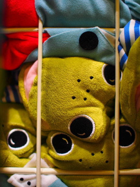 绿色的青蛙木偶在篮子里图片下载