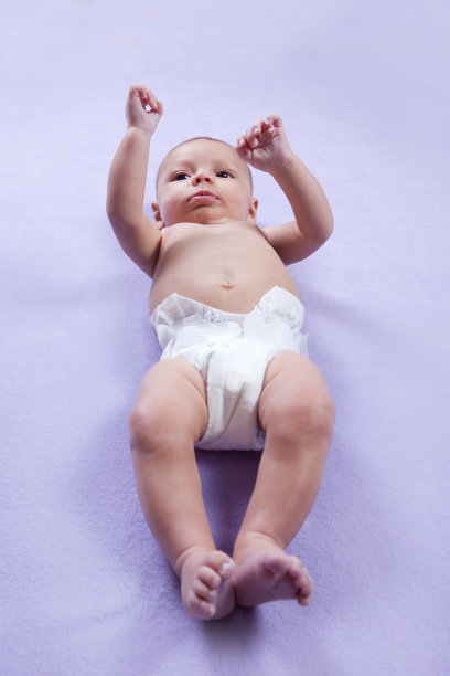 婴儿看着他的手图片下载