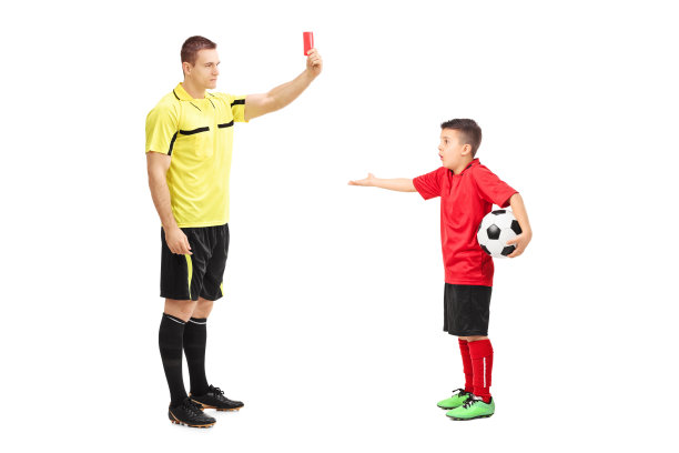 足球裁判对一个男孩出示红牌图片下载