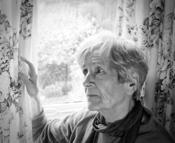 一年过去了。悲伤的老妇人图片下载