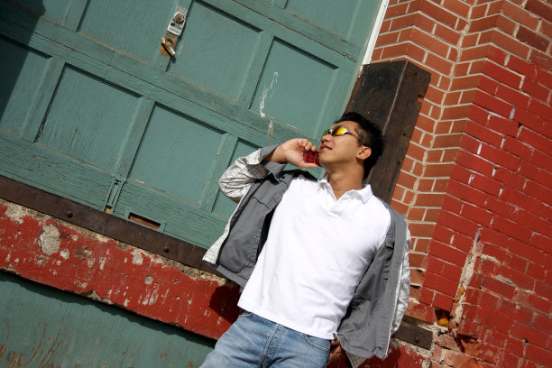 年轻人在打电话。图片下载